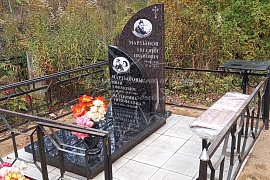 Семейный памятник "Балтийская Ночь"