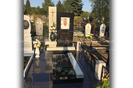 Строгий памятник мужчине из двух гарнитов и с бронзой
